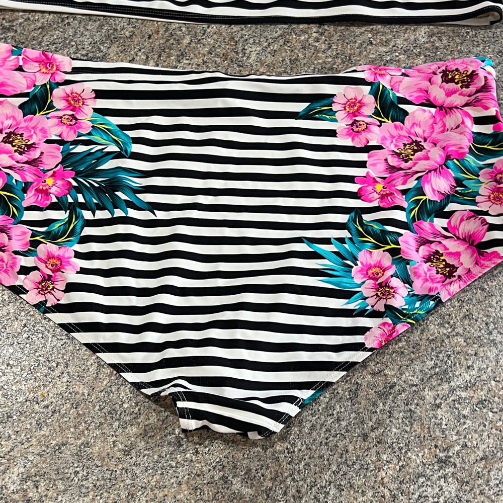 Torrid Black and White Striped Floral Swimsuit 5x top and 4x bottoms - Picture 6 of 13
